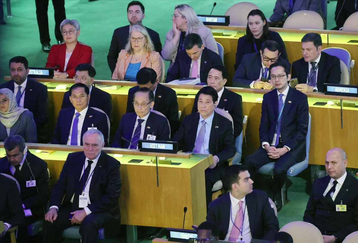 Chủ tịch nước Lương Cường cùng các thành viên đoàn Việt Nam tham dự Phiên họp cấp cao Kỷ niệm 80 năm thành lập Liên hợp quốc. Ảnh: TTXVN)