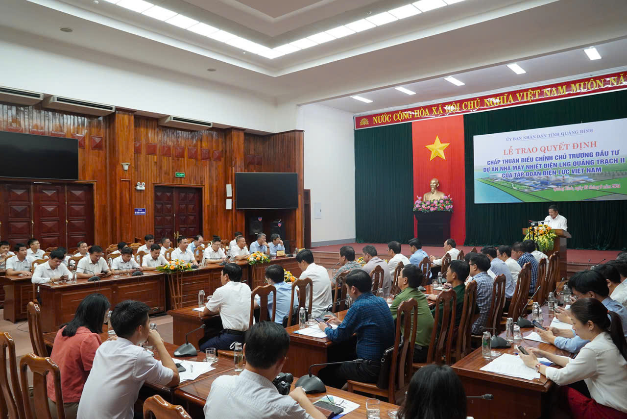 Toàn cảnh buổi lễ trao quyết định chấp thuận điều chỉnh chủ trương đầu tư dự án Nhà máy Nhiệt điện LNG Quảng Trạch II.