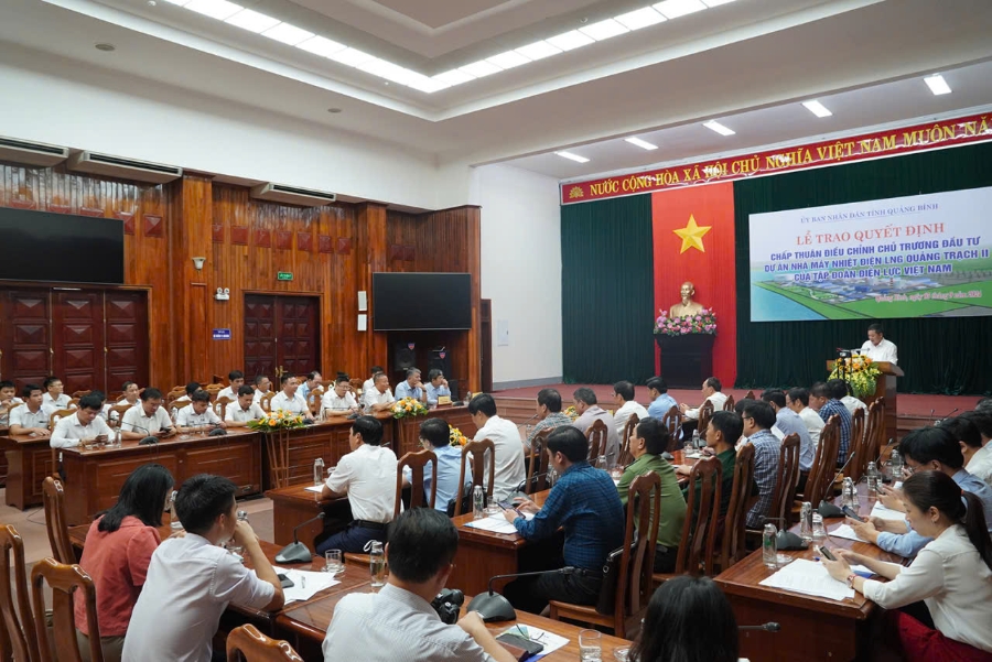 Toàn cảnh buổi lễ trao quyết định chấp thuận điều chỉnh chủ trương đầu tư dự án Nhà máy Nhiệt điện LNG Quảng Trạch II.