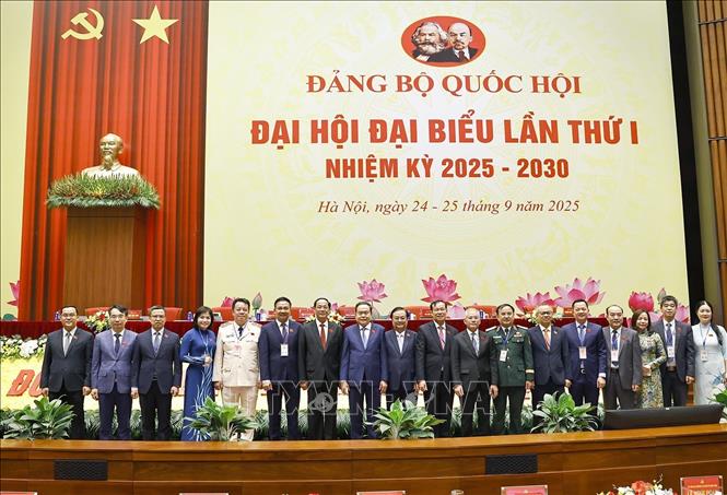 Chủ tịch Quốc hội Trần Thanh Mẫn với đại biểu tại Phiên trù bị. Ảnh: TTXVN.