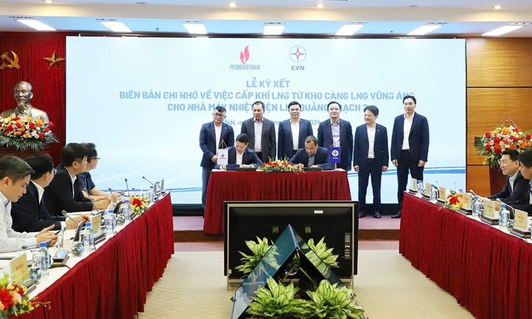 Tổng Giám đốc PV GAS Phạm Văn Phong và Phó tổng Giám đốc EVN Ngô Sơn Hải ký biên bản ghi nhớ về việc cấp khí LNG (từ kho cảng LNG Vũng Áng) cho Nhà máy Nhiệt điện LNG Quảng Trạch 2.