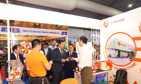 Bộ trưởng Bộ Xây dựng Trần Hồng Minh (áo vest, đứng giữa) tham quan các gian hàng tại triển lãm.