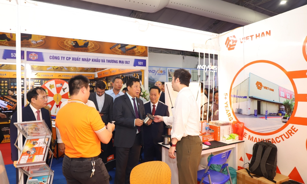 Bộ trưởng Bộ Xây dựng Trần Hồng Minh (áo vest, đứng giữa) tham quan các gian hàng tại triển lãm.