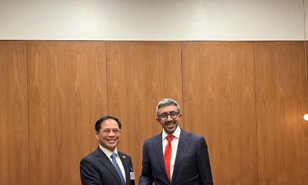 Phó Thủ tướng Bùi Thanh Sơn có cuộc gặp với Phó Thủ tướng Bộ trưởng Ngoại giao UAE Sheikh Abdullah bin Zayed Al Nahyan. Ảnh: BNG