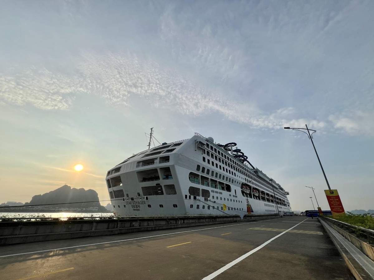 Du khách từ tàu Star Voyager đã cập Cảng tàu khách quốc tế Hạ Long.