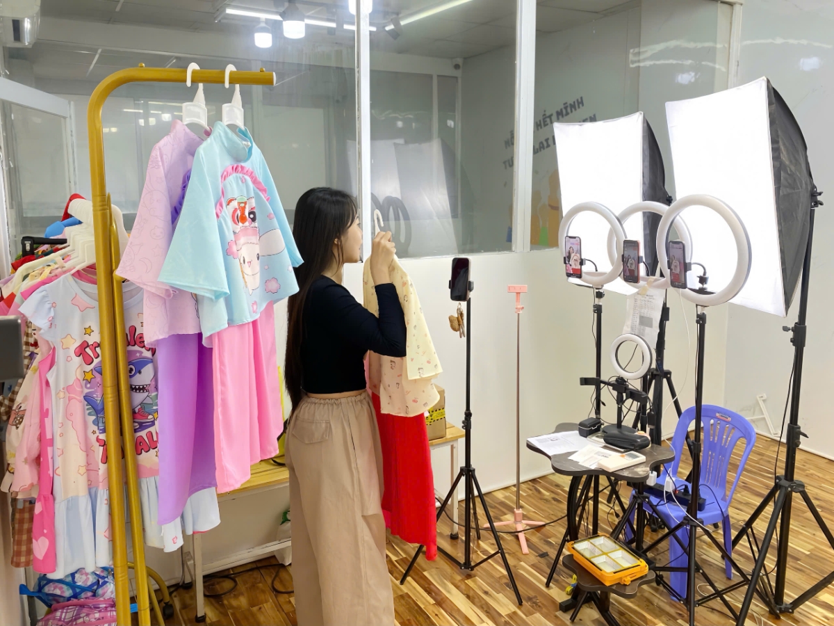 SAMKIDS SHOP tích cực tham gia Shopee Live tương tác với người dùng.