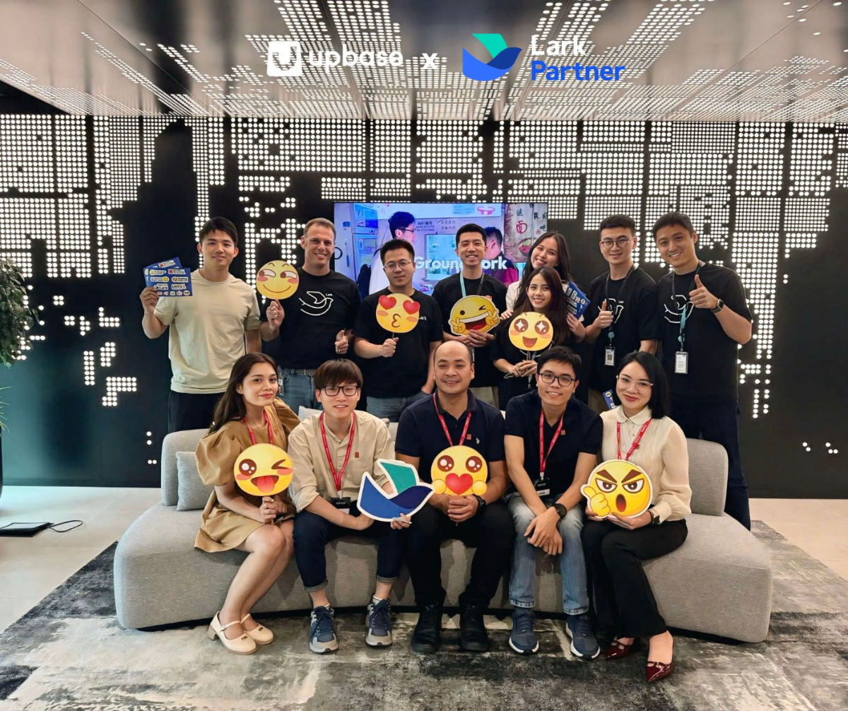 Ông Đỗ Văn Giang – Founder & CEO (người ngồi giữa hàng dưới) cùng ông Dương Quốc Huy - Co-Founder & CTO (người ngồi thứ hai hàng dưới từ bên trái sang) của UpBase chụp ảnh cùng các đối tác tại văn phòng Lark Việt Nam.