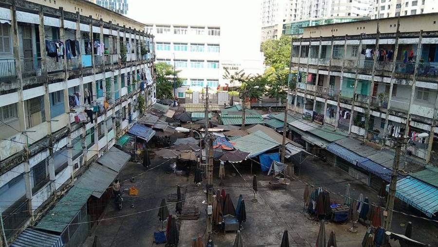 Nhiều chung cư cũ có "tuổi thọ" bằng cả đời người, đang xuống cấp trầm trọng. Trong ảnh: Chung cư Vĩnh Hội (quận 4 cũ) hiện nay. Ảnh: Nam Anh