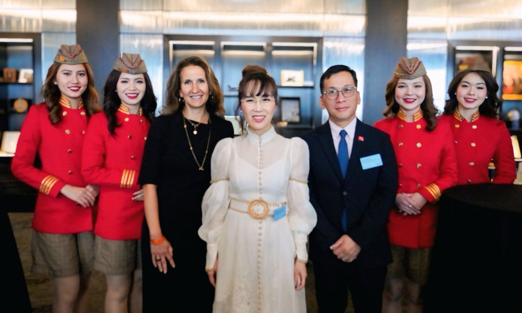 Chủ tịch NYSE Lynn Martin (váy đen) chào mừng Chủ tịch Vietjet Nguyễn Thị Phương Thảo thăm NYSE.