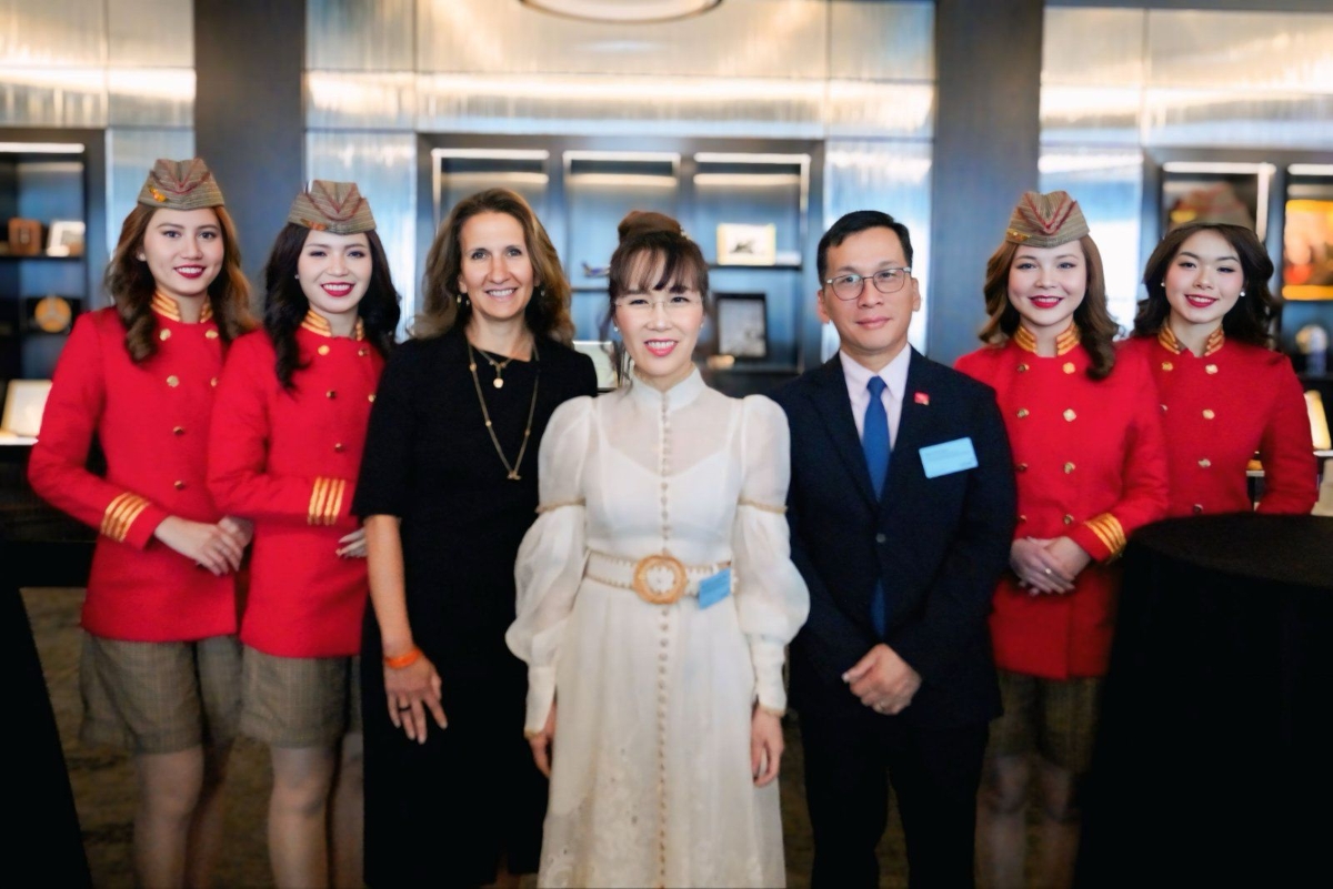 Chủ tịch NYSE Lynn Martin (váy đen) chào mừng Chủ tịch Vietjet Nguyễn Thị Phương Thảo thăm NYSE.
