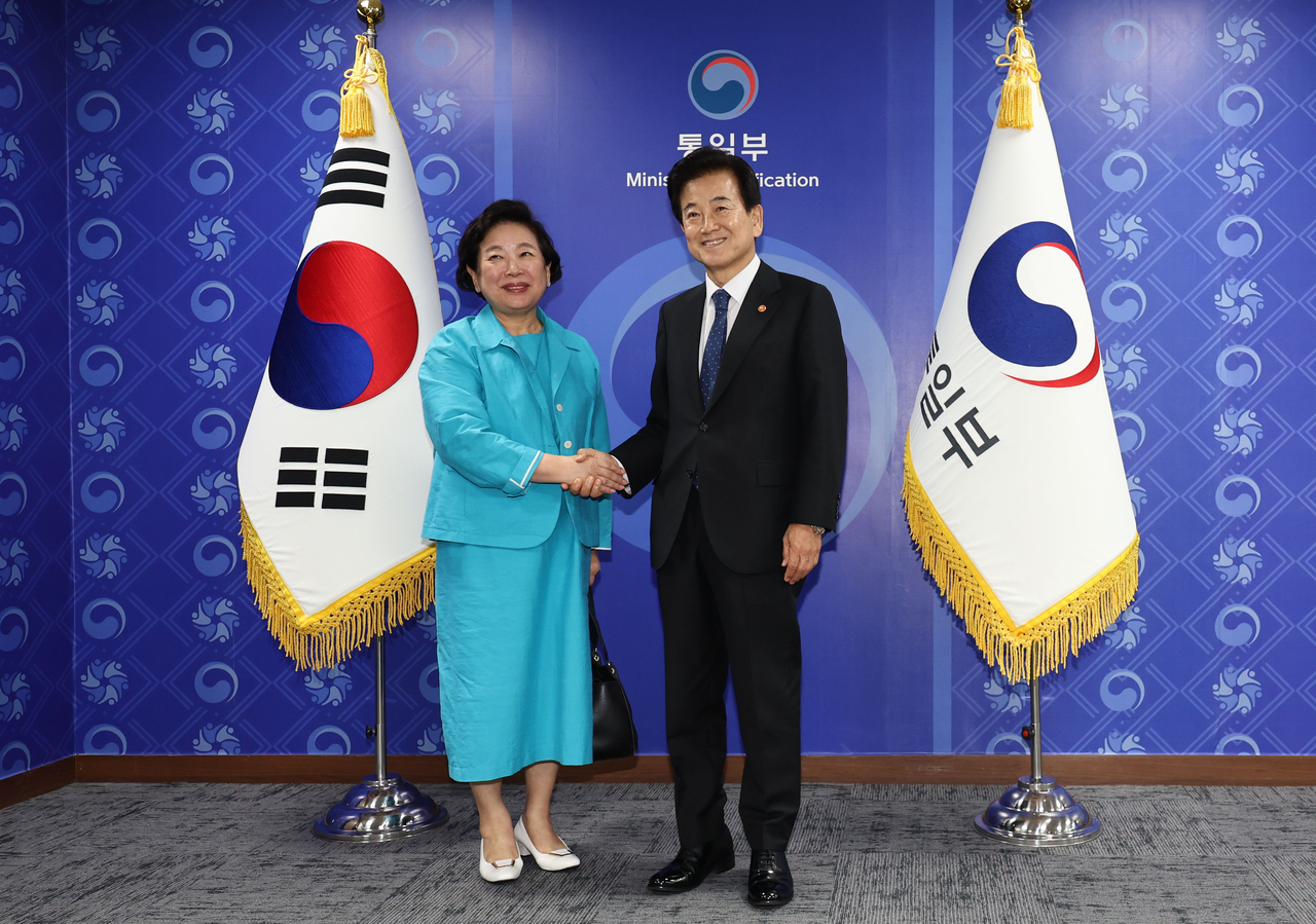 Ông Chung Dong-young (phải) và bà Hyun Jeong-eun, Chủ tịch Hyundai Group, trong cuộc họp tại Seoul hôm thứ Hai.