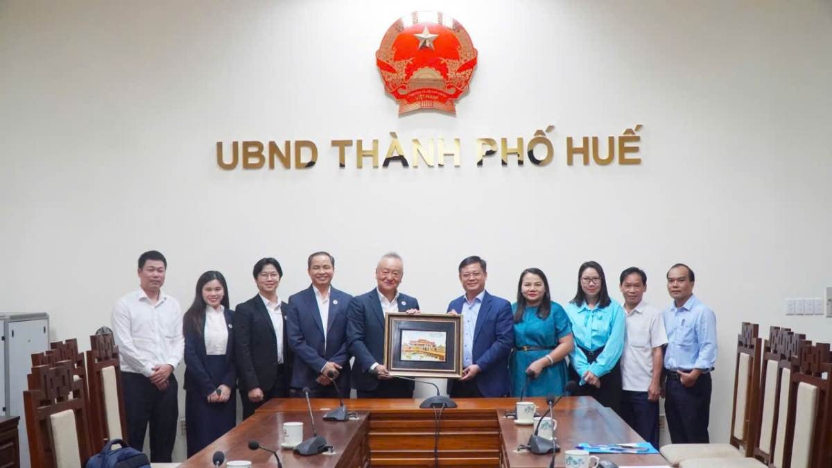 Lãnh đạo thành phố Huế tặng quà lưu niệm&nbsp;Công ty Cổ phần Acecook Việt Nam