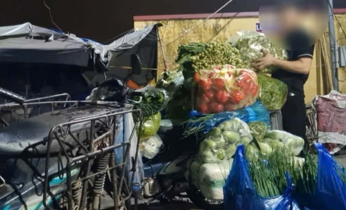 "Rau VietGAP" được thu gom từ nguồn trôi nổi ở chợ đêm.