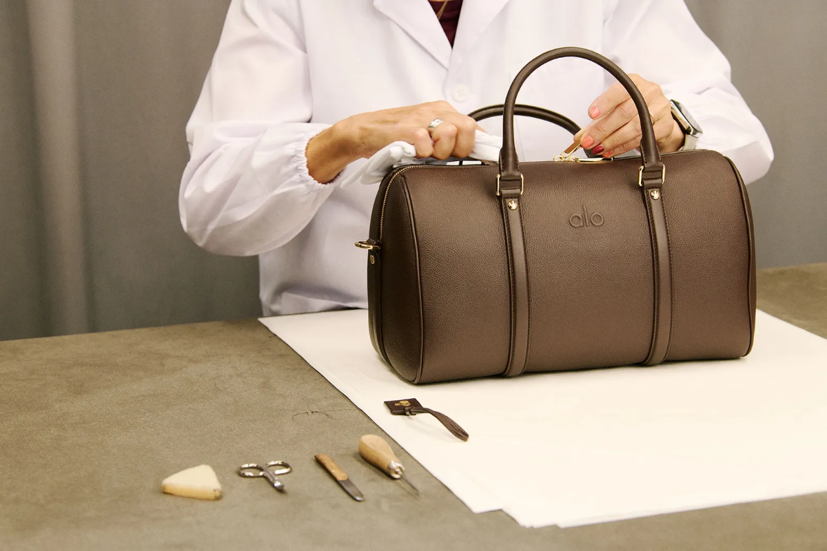 Những chiếc túi Alo được sản xuất thủ công tại Florence, Ý.