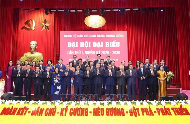Tổng Bí thư Tô Lâm, các đồng chí lãnh đạo, nguyên lãnh đạo Đảng, Nhà nước và các đại biểu dự Đại hội. Ảnh: TTXVN.