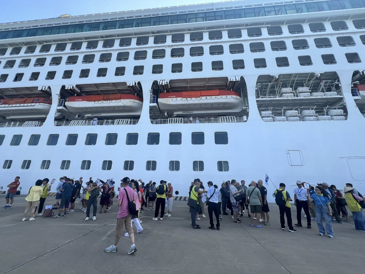 Mùa cao điểm cuối năm 2025, Quảng Ninh cũng ghi nhận hàng loạt hãng tàu lớn trở lại.