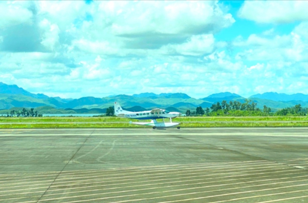 Thủy phi cơ của đoàn khách triệu phú Mỹ hạ cánh xuống Cảng hàng không quốc tế Vân Đồn.