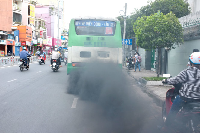 Đẩy nhanh xây dựng và thực hiện các chương trình “vùng phát thải thấp” ở đô thị lớn; thúc đẩy chuyển đổi sang phương tiện công cộng, năng lượng sạch, năng lượng xanh.