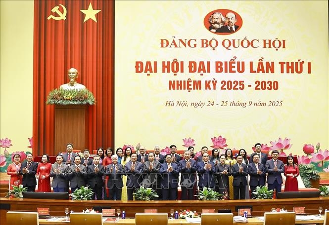 Tổng Bí thư Tô Lâm và các đồng chí Lãnh đạo, nguyên Lãnh đạo Đảng, Nhà nước với đại biểu. Ảnh: TTXVN.