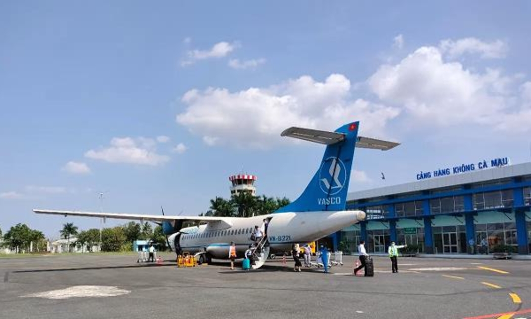 Hiện tại, sân bay Cà Mau chỉ khai thác tuyến Sài Gòn - Cà Mau và ngược lại mỗi ngày một chuyến bằng phi cơ cánh quạt cỡ nhỏ ATR-72 
