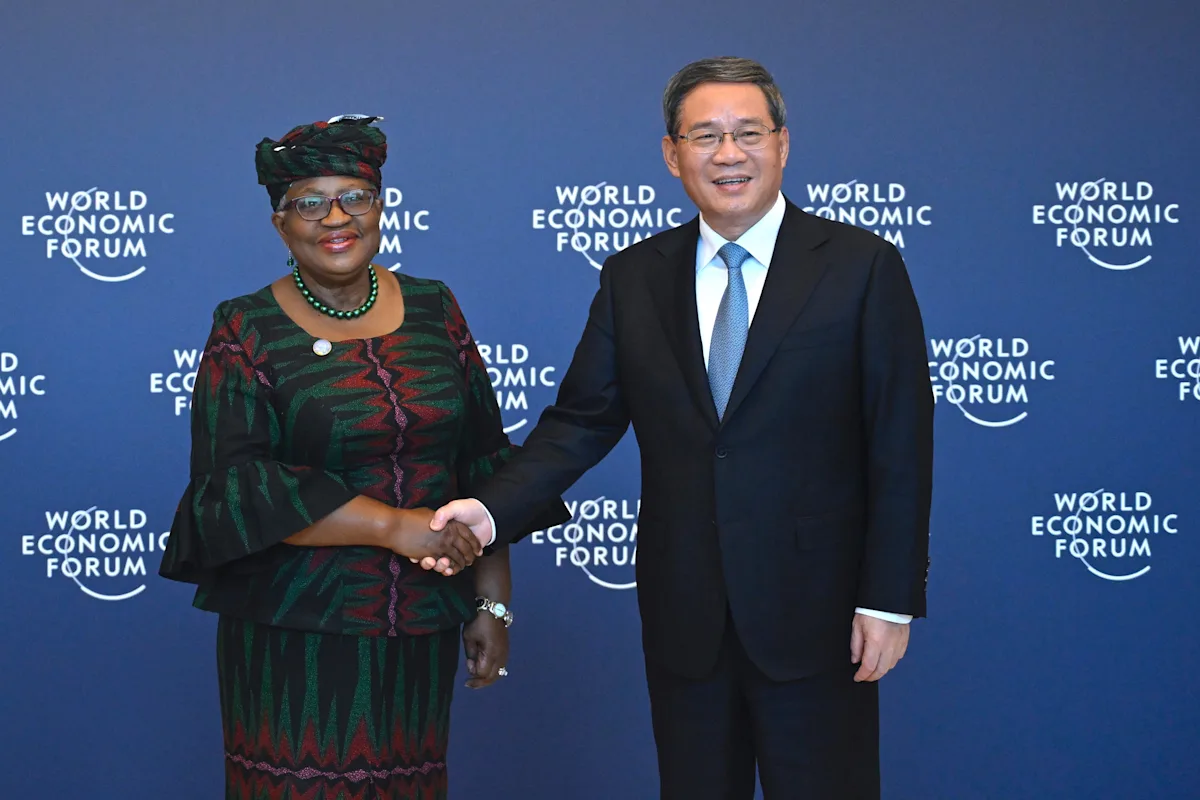 Tổng Giám đốc WTO Ngozi Okonjo-Iweala (trái) và Thủ tướng Trung Quốc Lý Cường - Ảnh: AP.