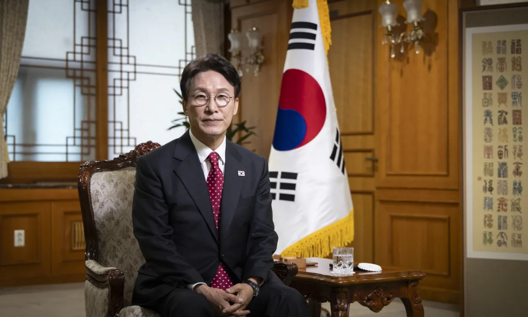 Thủ tướng Hàn Quốc Kim Min-seok tại văn phòng làm việc của mình ở Seoul - Ảnh: Reuters