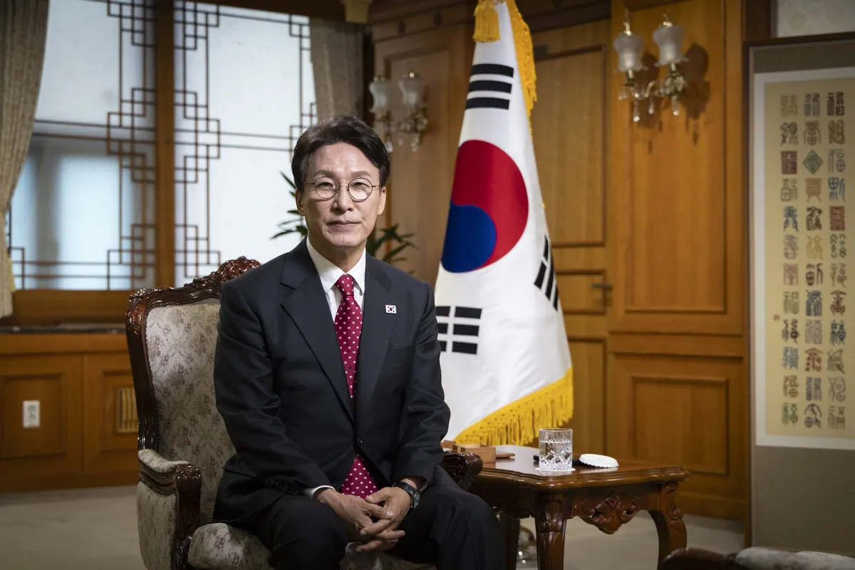 Thủ tướng Hàn Quốc Kim Min-seok tại văn phòng làm việc của mình ở Seoul - Ảnh: Reuters