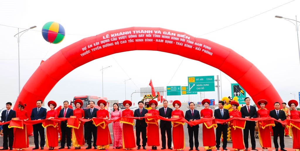 Các đại biểu thực hiện nghi thức cắt băng khánh thành công trình dự án xây dựng cầu vượt sông Đáy nối tỉnh Ninh Bình với Nam Định, thuộc tuyến đường bộ cao tốc Ninh Bình - Nam Định - Thái Bình - Hải Phòng. Báo Ninh Bình