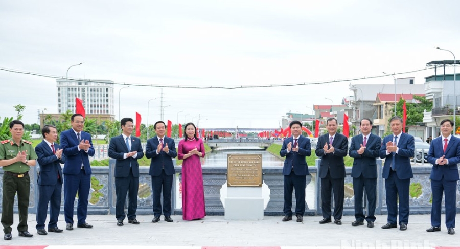 Các đại biểu thực hiện nghi thức gắn biển công trình. Ảnh: Báo Ninh Bình