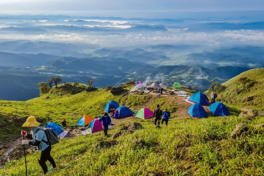 Đỉnh Voi Mẹp có độ cao trên 1.800 m so với mực nước biển, đây là đỉnh núi cao nhất tỉnh Quảng Trị.

