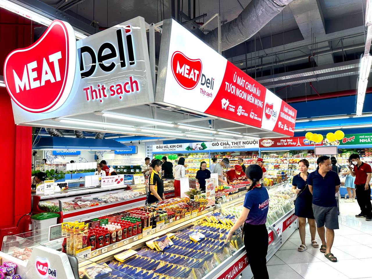Khu vực thịt MEATDeli được trưng bày rộng sáng với đa dạng sự lựa chọn cho gia đình. 
