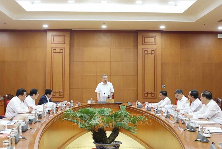 Tổng Bí thư đề nghị các đồng chí thành viên Tiểu ban Văn kiện tiếp tục nỗ lực, cố gắng, khẩn trương và hoàn thiện các văn bản theo tinh thần cuộc họp ngày hôm nay. Ảnh: TTXVN