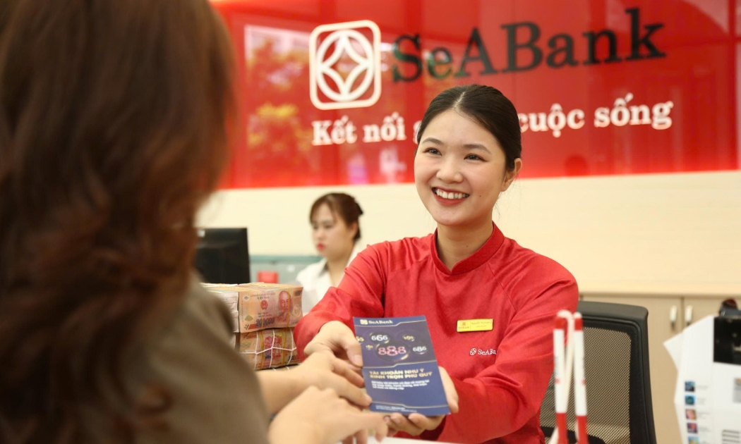 Khách hàng giao dịch tại SeABank.