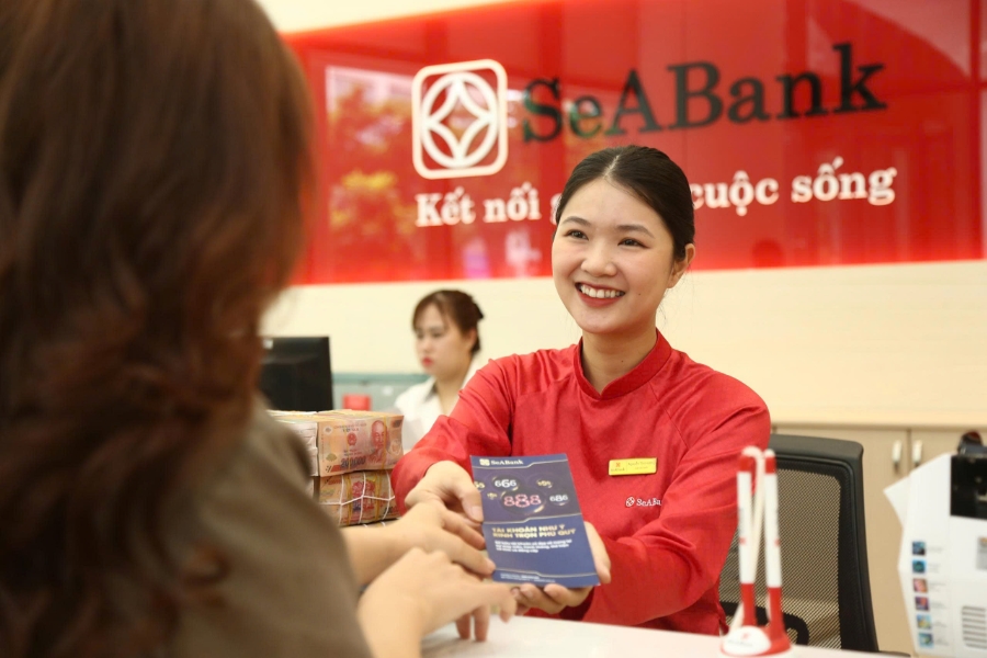 Khách hàng giao dịch tại SeABank.