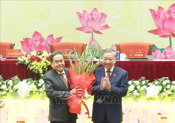Tổng Bí thư Tô Lâm tặng hoa chúc mừng Đại hội. Ảnh: TTXVN.