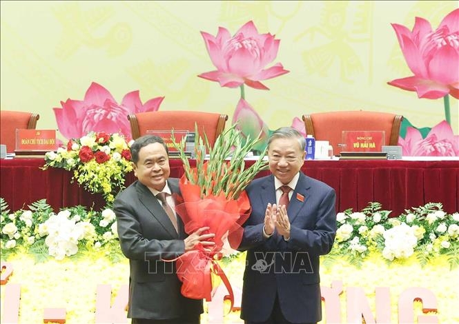 Tổng Bí thư Tô Lâm tặng hoa chúc mừng Đại hội. Ảnh: TTXVN.