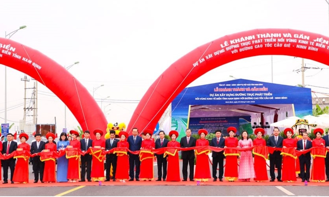 Lễ khánh thành tuyến đường trục phát triển nối vùng kinh tế biển tỉnh với đường cao tốc Cầu Giẽ - Ninh Bình. Ảnh: Báo Ninh Bình