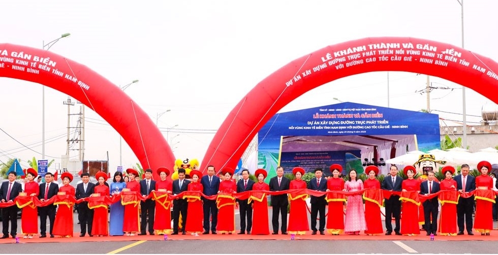 Lễ khánh thành tuyến đường trục phát triển nối vùng kinh tế biển tỉnh với đường cao tốc Cầu Giẽ - Ninh Bình. Ảnh: Báo Ninh Bình