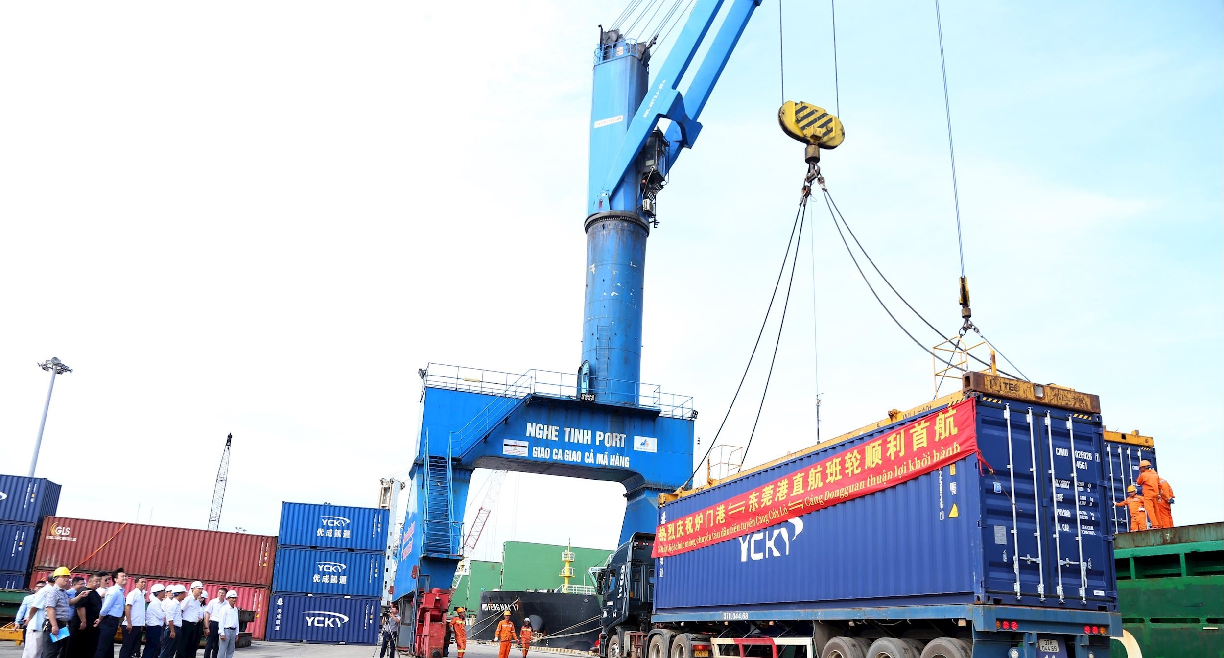 Bốc dỡ hàng hóa từ chuyến tàu XIN YUAN 237 tại Cảng Cửa Lò. Ảnh: Xuân Hoàng