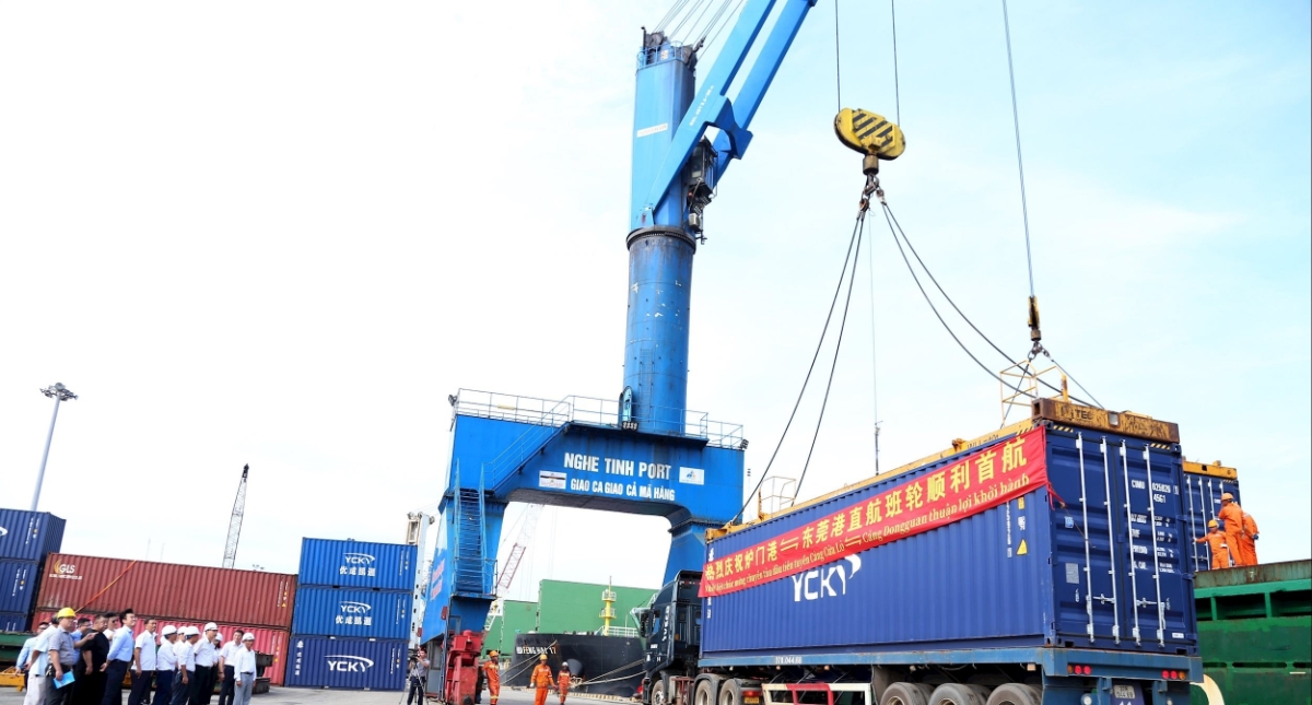 Bốc dỡ hàng hóa từ chuyến tàu XIN YUAN 237 tại Cảng Cửa Lò. Ảnh: Xuân Hoàng