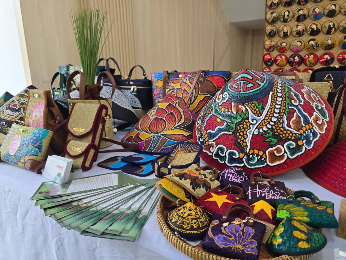 Gian hàng trưng bày các sản phẩm đặc trưng Huế tại hội thảo.