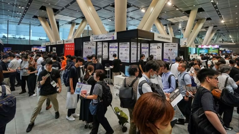 Mọi người tham dự hội nghị AI Expo tại Tokyo vào ngày 27 tháng 8 năm 2025