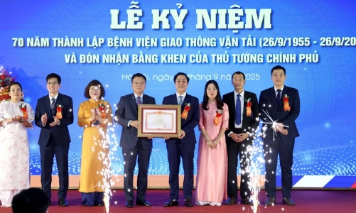 Công ty CP Bệnh viện Giao thông vận tải kỷ niệm 70 năm thành lập và đón nhận bằng khen của Thủ tướng