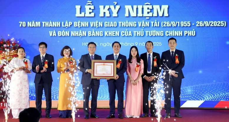 Phó Thủ tướng Lê Thành Long trao Bằng khen của Thủ tướng Chính phủ cho nhóm tác giả tiêu biểu của Bệnh viện GTVT
