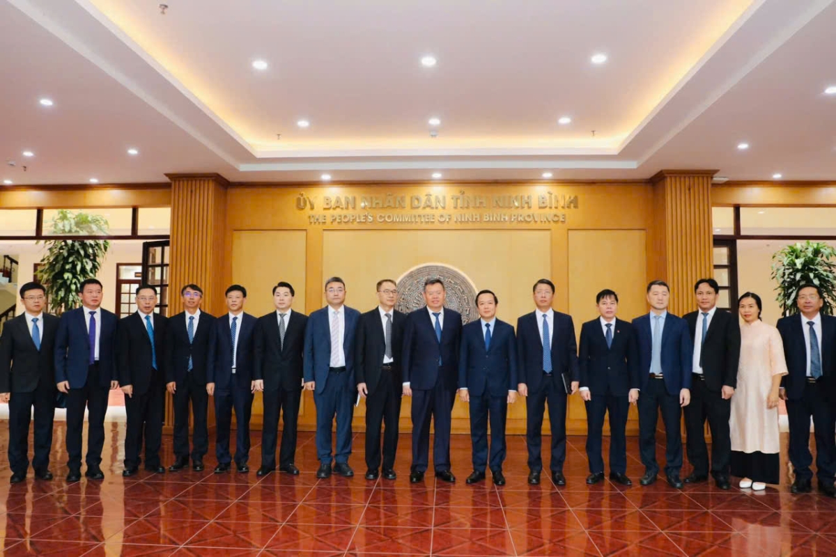 Đoàn đại biểu tỉnh Hồ Bắc (Trung Quốc) chụp ảnh lưu niệm cùng đoàn đại biểu tỉnh Ninh Bình.