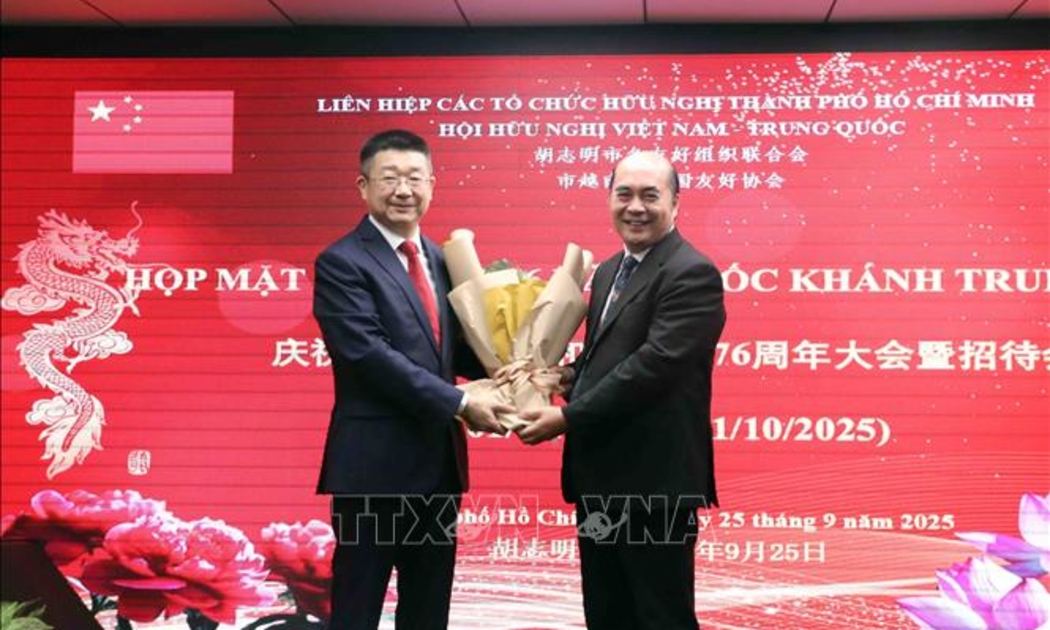 Ổng Hồ Xuân Lâm (phải), Phó Chủ tịch, Tổng thư ký Liên hiệp các tổ chức hữu nghị Thành phố chúc mừng ông Đường Lập, Tổng lãnh sự Trung Quốc tại Thành phố Hồ Chí Minh tại buổi gặp mặt. Ảnh: TTXVN.