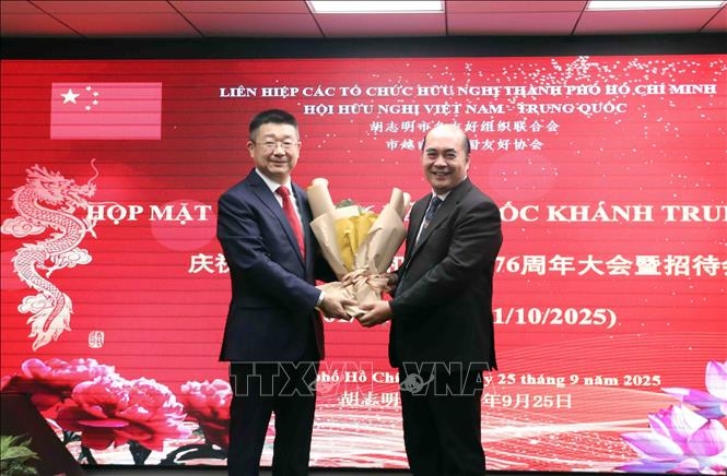 Ổng Hồ Xuân Lâm (phải), Phó Chủ tịch, Tổng thư ký Liên hiệp các tổ chức hữu nghị Thành phố chúc mừng ông Đường Lập, Tổng lãnh sự Trung Quốc tại Thành phố Hồ Chí Minh tại buổi gặp mặt. Ảnh: TTXVN.