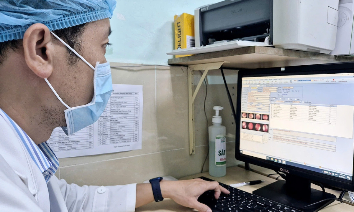 Bác sĩ khám và truy cập hồ sơ bệnh án điện tử tại bệnh viện Tai Mũi Họng TP.HCM.