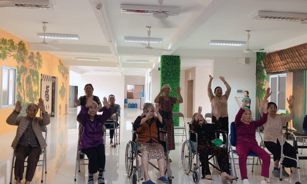 Chăm sóc người cao tuổi tại trung tâm dưỡng lão (ảnh minh họa)