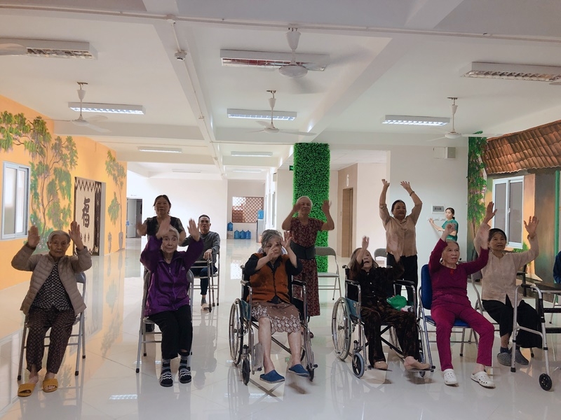 Chăm sóc người cao tuổi tại trung tâm dưỡng lão (ảnh minh họa)